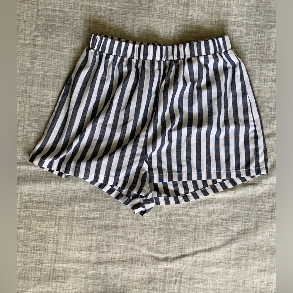 Selling high waist shorts never worn - Picture 1 of 2